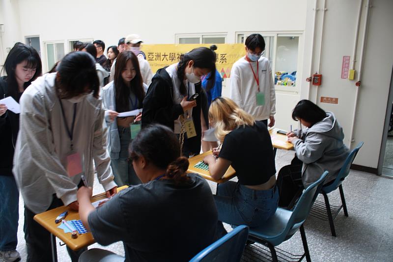 「助人價值大拍賣」活動，學員選擇享「購買」最重視的價值。