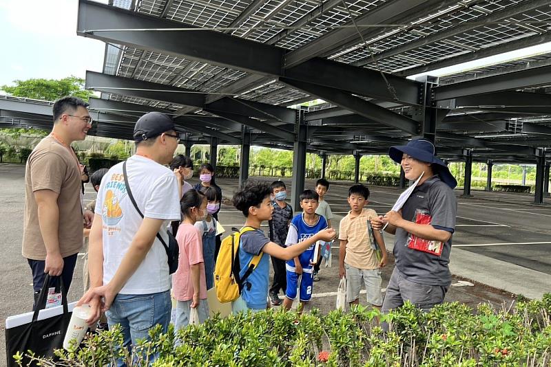 在茂鴻電力公司工程師的專業指導下,山上國小學生實地觀察太陽能板的設計與排列、電力轉換及輸出過程