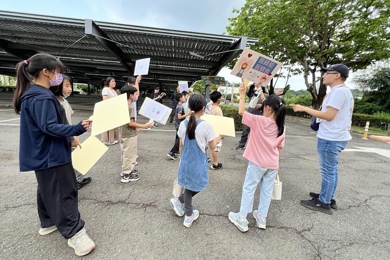 南大綠能系活動現場透過獎徵答，為學童提供了學習與展示的機會，學生們踴躍作答，顯示出學習成效顯著