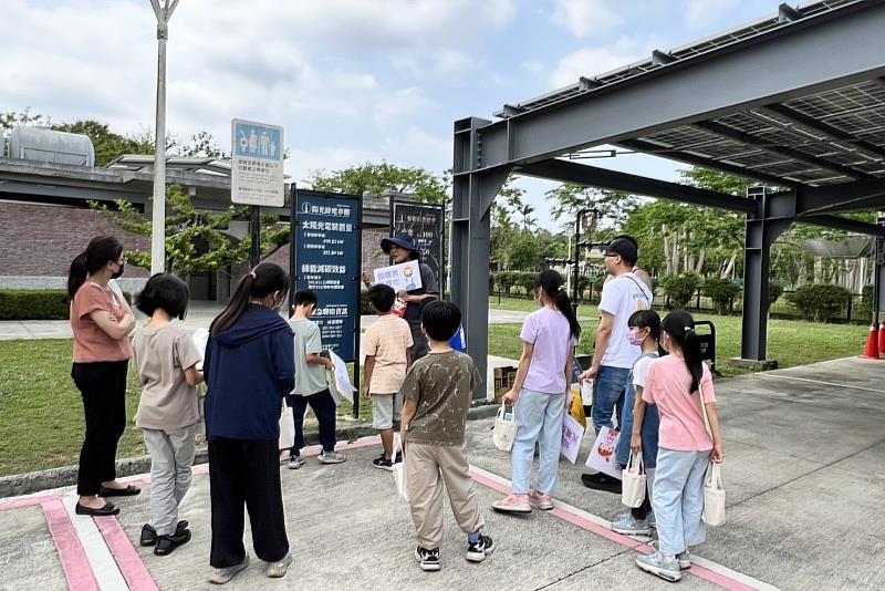 南大綠色能源科技學系研究生團隊,陪同山上國小學生前往水道博物館停車場,參觀由在地企業茂鴻電力公司設置的太陽能光電案場