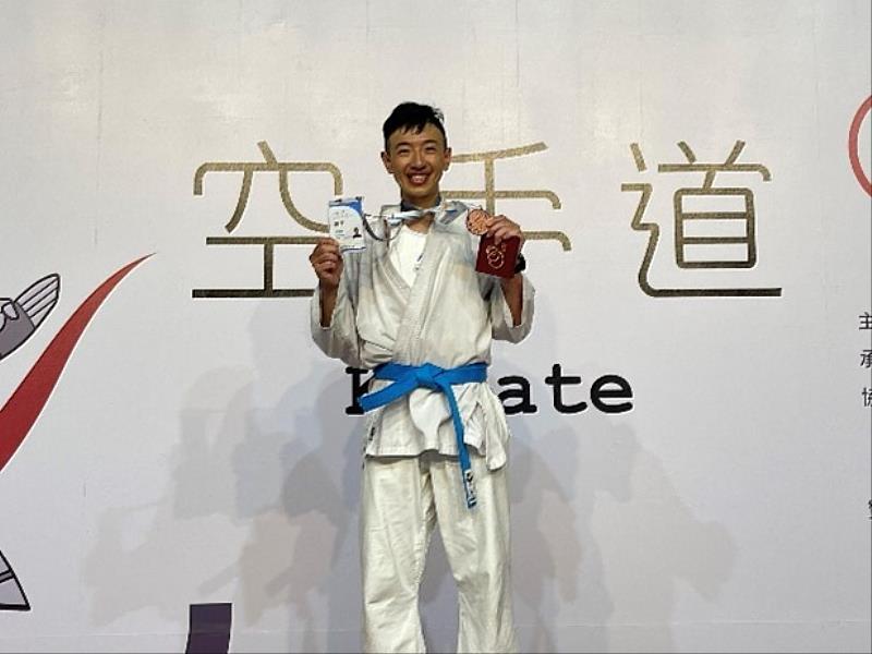 圖二、林俊德同學榮獲空手道一般男子組個人對打第四量級第三名