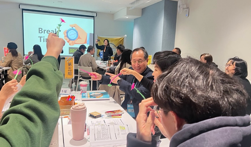 台灣尤努斯基金會《永續共融通識課》學員上課交流畫面。