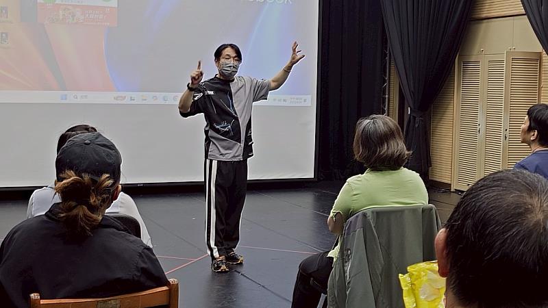 王學城老師示範肢體表現與鏡頭表達課程教學