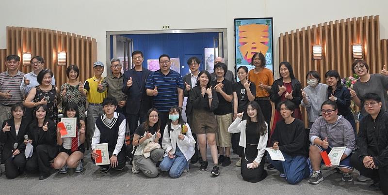 藝術與設計學系師長和貴賓與同學合影。