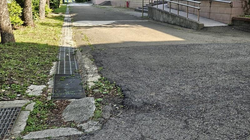 新竹市政府補助香山高中校園排水溝路緣不平、突出與步道銜接破碎