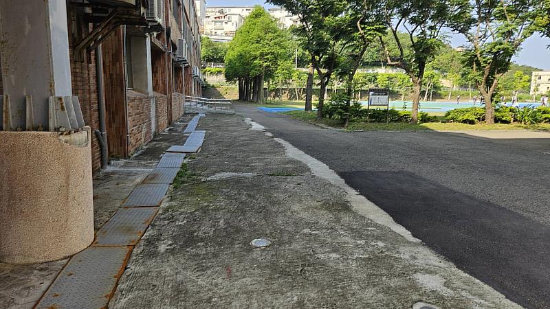 新竹市政府補助香山高中整校園整建步道沿線排水溝渠，以利排水