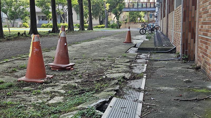 新竹市政府補助香山高中落雨松旁腳踏車停放空間排水溝整平