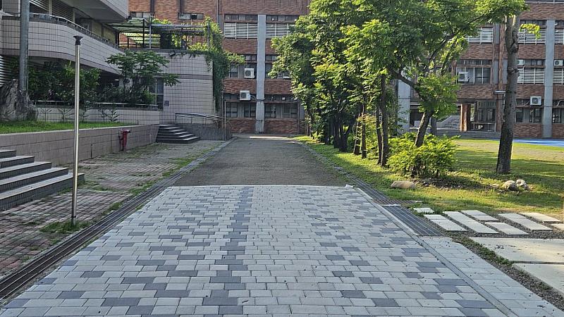 新竹市政府補助香山高中校園人行步道新舊界面銜接及既有地坪收邊