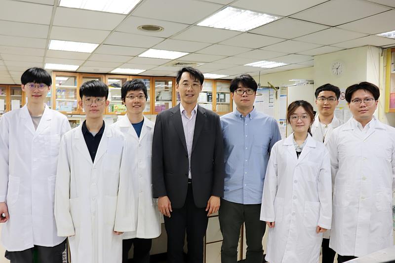 長庚大學醫學院吳嘉霖教授(左四)團隊與工學院趙一平副教授(右四)跨領域合作，研究果蠅記憶管理。
