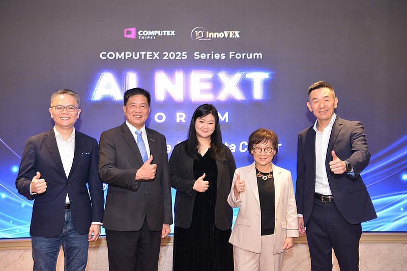 TCA 在 5 月 6 日於台北漢來飯店辦理「COMPUTEX 系列論壇活動 – AI NEXT FORUM」，上午場聚焦「AI 生態系關鍵時刻」。（由左至右）Amazon Web Services（AWS）台灣暨香港總經理王定愷、台北市電腦公會理事長彭双浪、McKinsey & Company 全球董事合夥人李曉廬、緯穎董事長暨策略長洪麗寗、英特爾亞太暨日本區總經理莊秉翰。