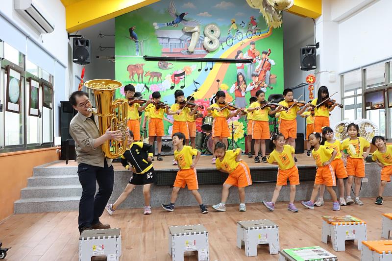 長榮交響樂團低音號首席蔡孟昕(左一)受邀擔任一日老師，與牡丹國小學生提琴樂團交流合奏演出。