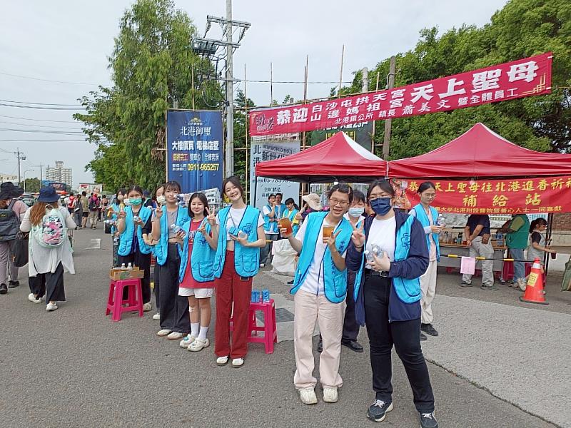 參與信眾服務的北港同學展現熱情活力。