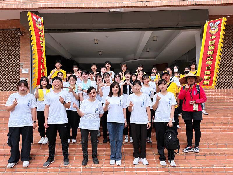 楊賢惠主任和參與白沙屯媽祖進香活動的學生社團同學合影。