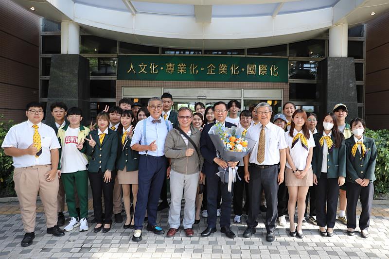 高餐大師生熱烈歡迎台糖經營團隊，贈花予吳明昌董事長