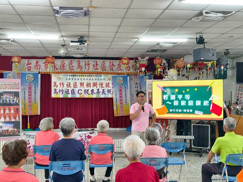 衛生福利部社區防暴宣講師陳傑華於烏竹里活動中心進行工作坊演講