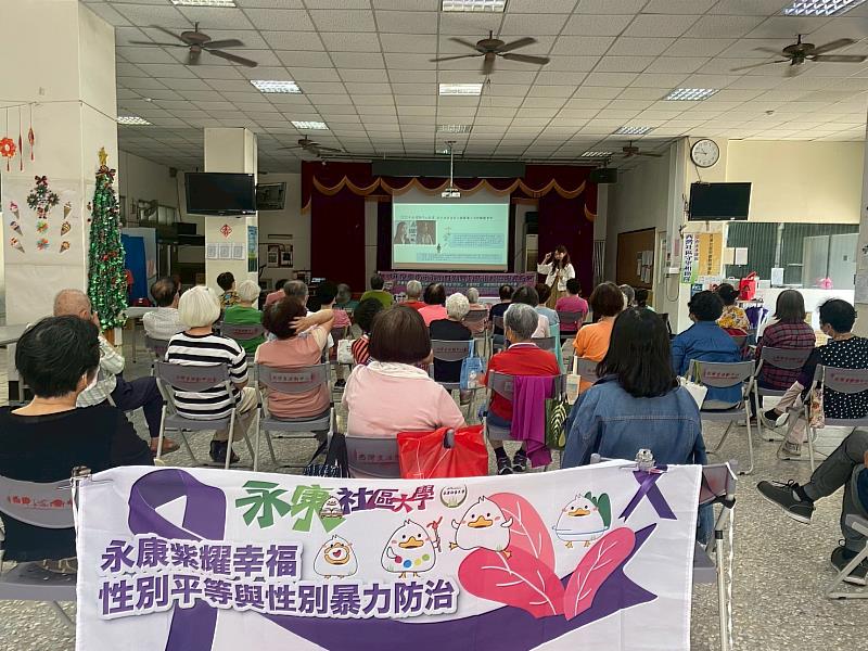 台南市政府社會局家庭暴力暨性侵害防治中心曾筱姍社工師於西灣里活動中心進行講座分享