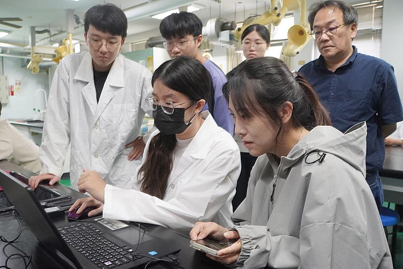 大葉大學藥保系向學員說明膚質檢測結果