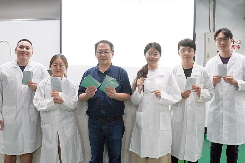 大葉大學藥保系吳建一老師(左三)教學生調配方做面膜