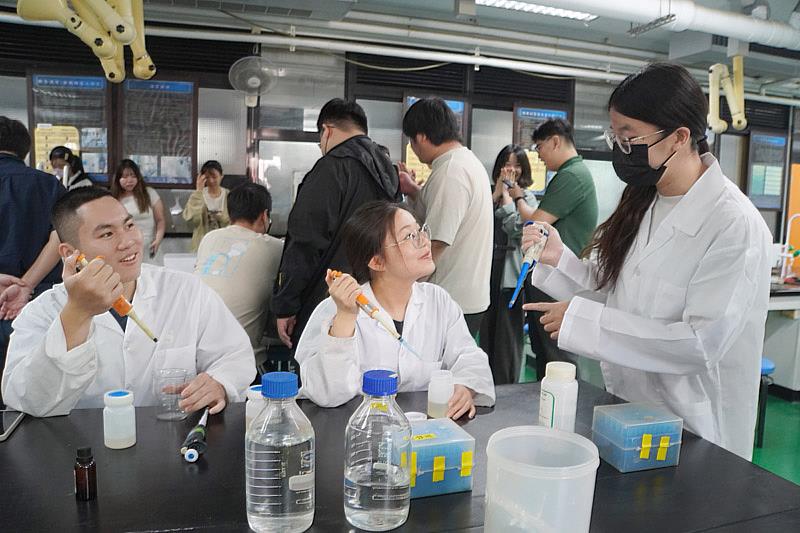 大葉大學學生體驗面膜製作