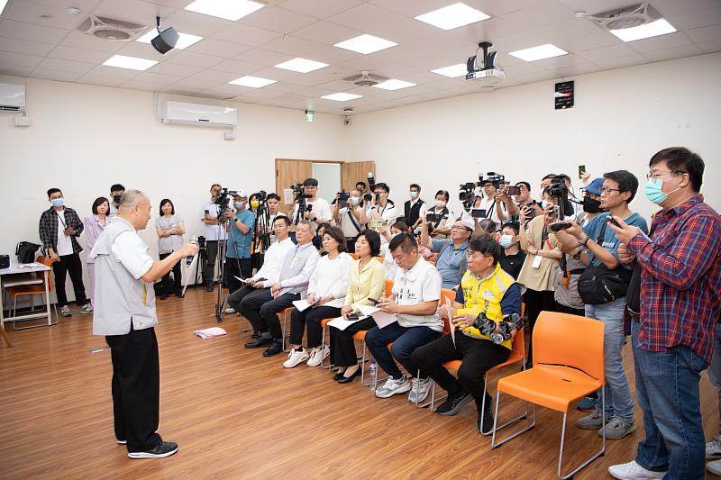 交通處長許啟明說明目前輕軌進度