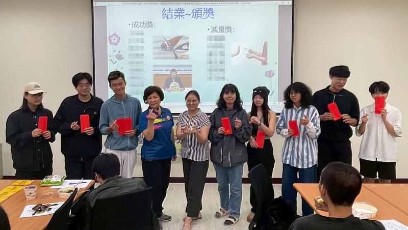 戒菸班成功戒菸得獎同學獲禮券鼓勵。