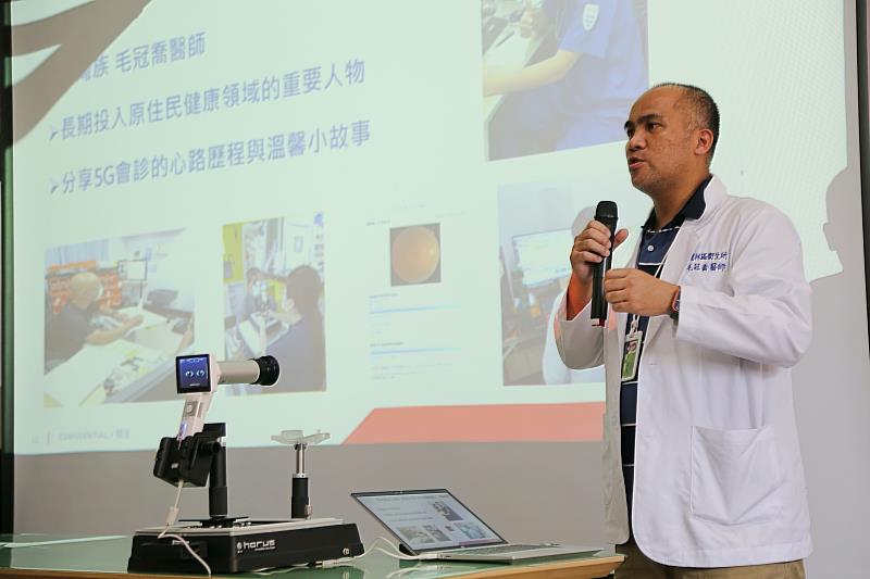 四、遠傳自主開發的「5G遠距診療平台」，已涵蓋所有衛福部認定的山地離島地區衞生所，讓偏鄉居民透過遠距專科會診，享受到如同教學醫院的高品質醫療服務。圖為高雄茂林區衛生所毛冠喬醫師。