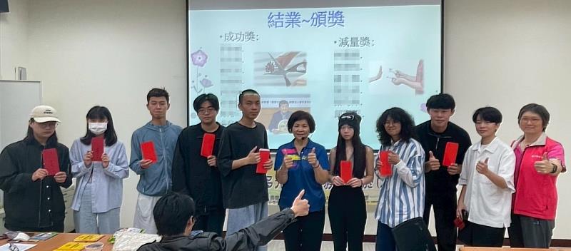 戒菸班獲全勤獎學員合照。