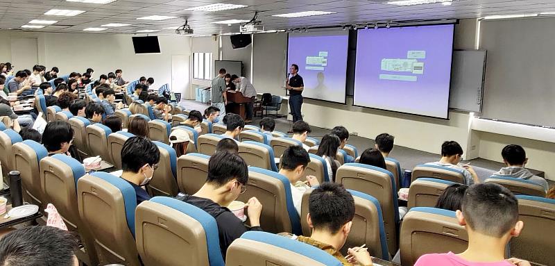 信邦電子陳國宏資深協理說明公司全球布局。（圖／淡江大學提供）