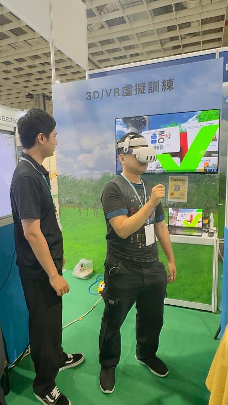現場民眾體驗VR實境