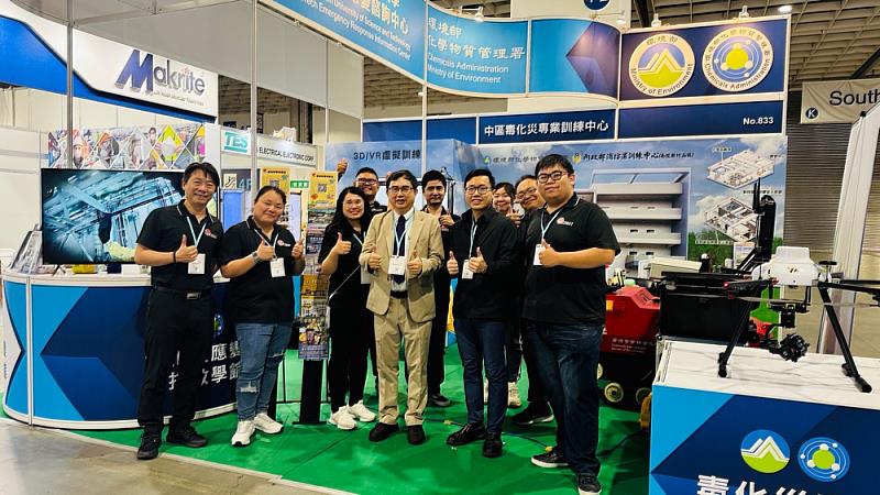 開展前雲科大應變中心主任洪肇嘉同工作人員合作