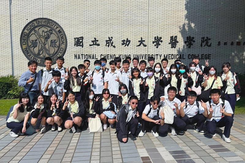 興國高中學生前往成功大學醫學院參訪，深入了解醫學教育環境，為未來醫學生涯奠定扎實基礎。