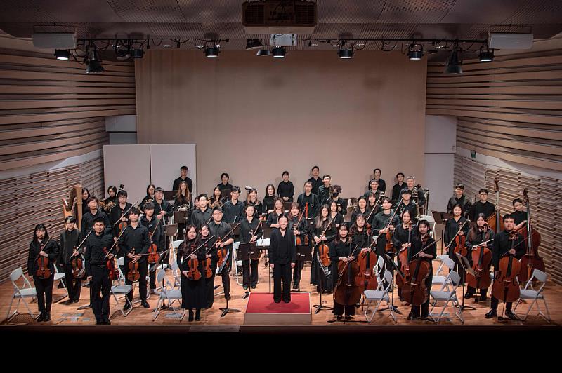 東海音樂系在旅美20年的指揮家賴鏡淳帶領下，首登苗北藝文中心舞台，演出曲目橫跨德奧經典。