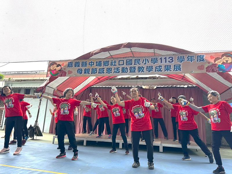 阿帕次阿帕次 醫事C長輩開心跳舞活力四射