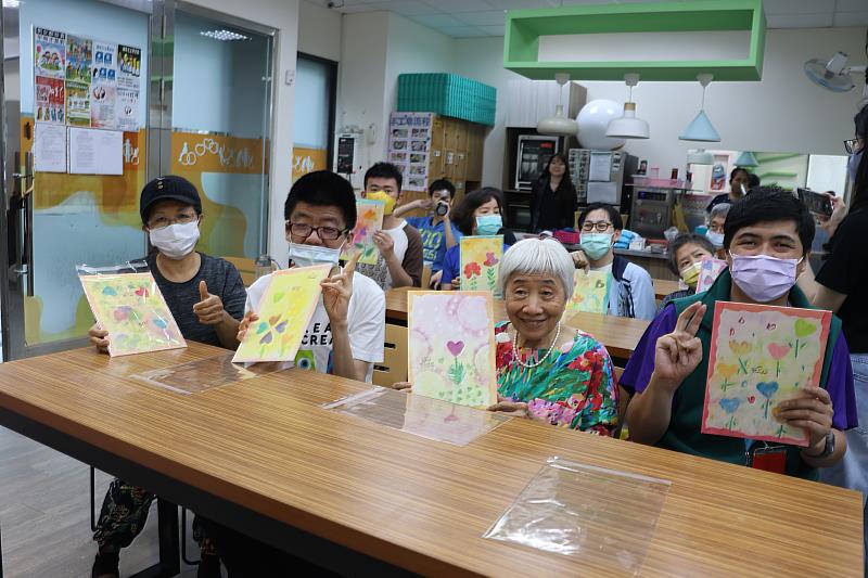 伊甸三峽國光日照中心學員與長輩們一起展示成品