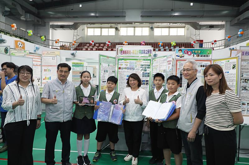 0_黃敏惠市長參觀科展得獎組 (2)