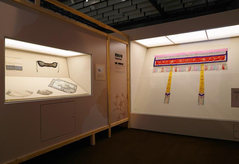 展出陳澄波之妻張捷繽紛的織品，顯示裁縫是早期臺灣女性重要養成手藝之一