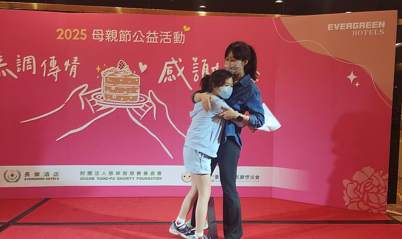 圖說四、孩子將親手寫的溫馨小卡送給媽媽，並給媽媽愛的擁抱