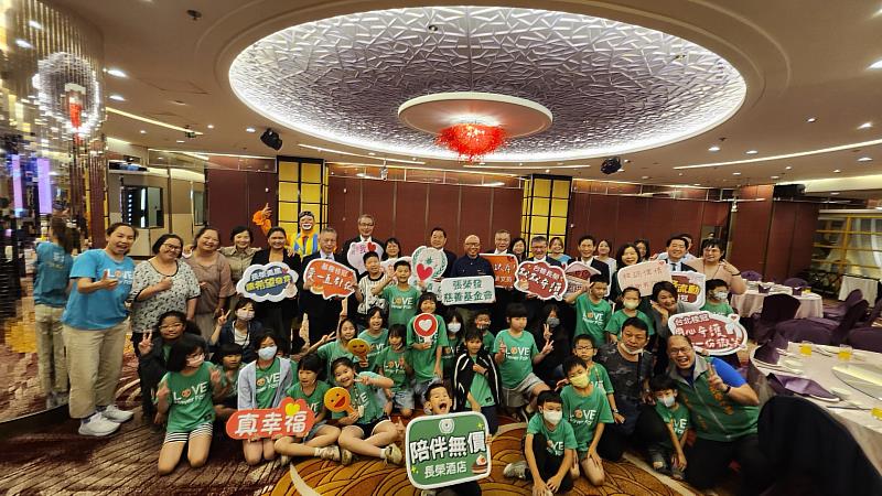 圖說一、張榮發慈善基金會攜手長榮酒店，邀請臺南市沐風關懷協會課輔班的孩子，一起提前歡度母親節