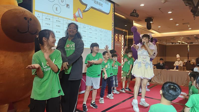 圖說二、可愛的姊姊及人偶娃娃，帶領著孩子們一同歡樂跳舞，現場活力滿滿