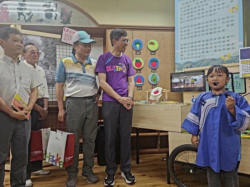 圖4 「六堆校園行動展」正式開箱亮相，龍肚國小化身行動博物館，學童向來賓解說校園共創作品