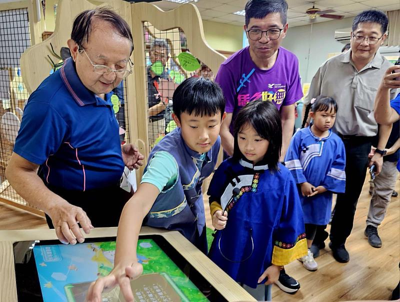 圖3 「六堆校園行動展」正式開箱亮相，龍肚國小化身行動博物館，鍾鐵鈞館長帶領學童體驗客家童謠