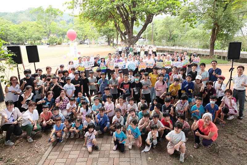 圖1 「六堆校園行動展」正式開箱亮相，龍肚國小化身行動博物館，開幕儀式大合影