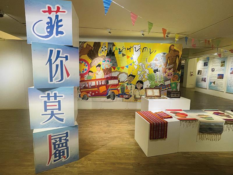 「菲你莫屬」展覽現場背景海報由菲律賓學生親手繪製