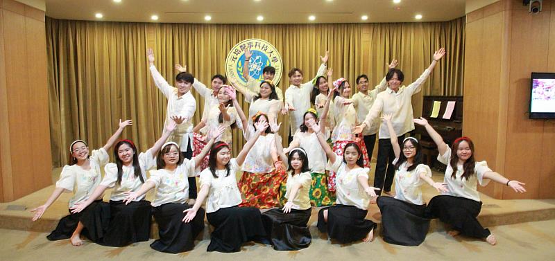 演出菲律賓學生身穿傳統服飾「Saya」與「Barong Tagalog」，展現民族自信與美感