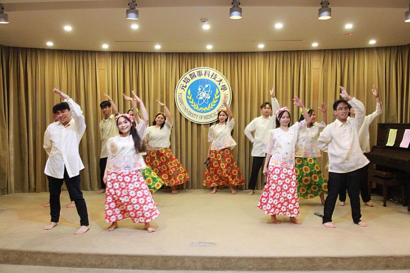 菲律賓學生團隊演出菲律賓傳統舞蹈《Carinosa》與《Sayaw at Kinang Pilipinas》