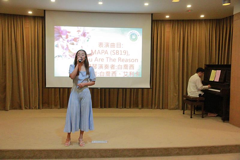 菲律賓籍學生艾利卡演唱菲律賓當代人氣男團 SB19 的代表作《MAPA》揭開序幕