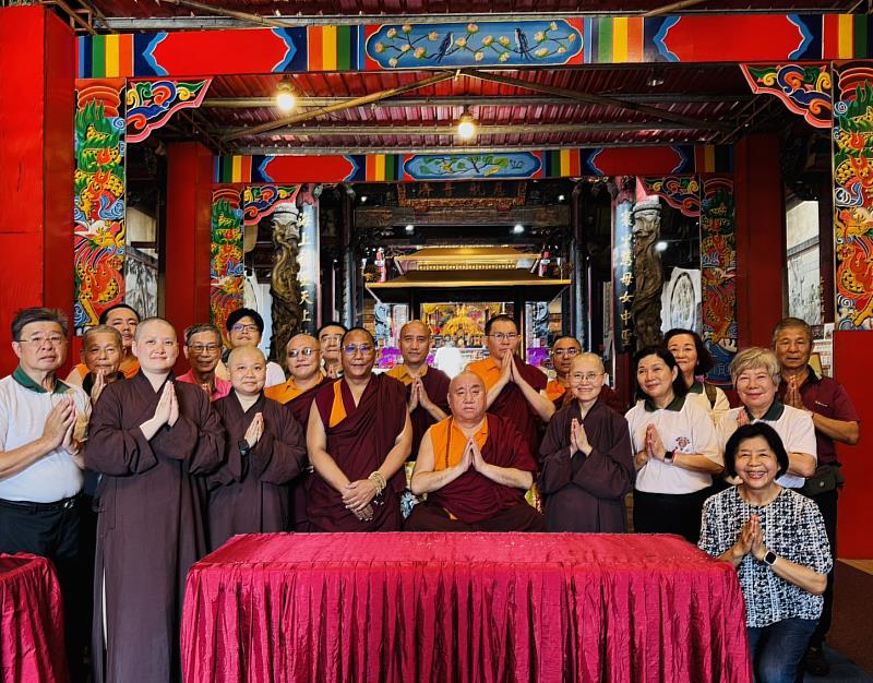 參與「觀音公益聯合祈福法會」的法師及志工法喜充滿。(圖由靈鷲山佛教教團提供)