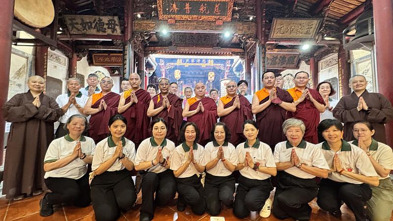 參加2025年第二場「觀音公益聯合祈福法會」的法師及工作人員。（圖由靈鷲山佛教教團提供）