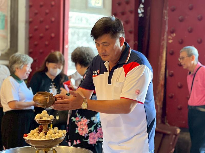 台南祀典大天后宮新任主委張文輝到場祈福。(圖由靈鷲山佛教教團提供)