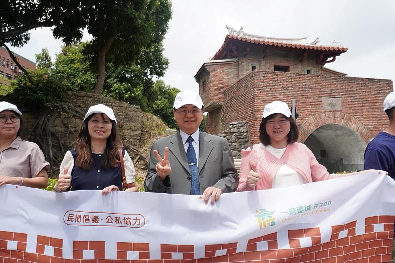 臺南大學李建億副校長(中)、視設系李香蓮主任(右)與南大附小校長楊怡婷(左)，一同參與「府城垣遊會暨圍城贈帽記者會」